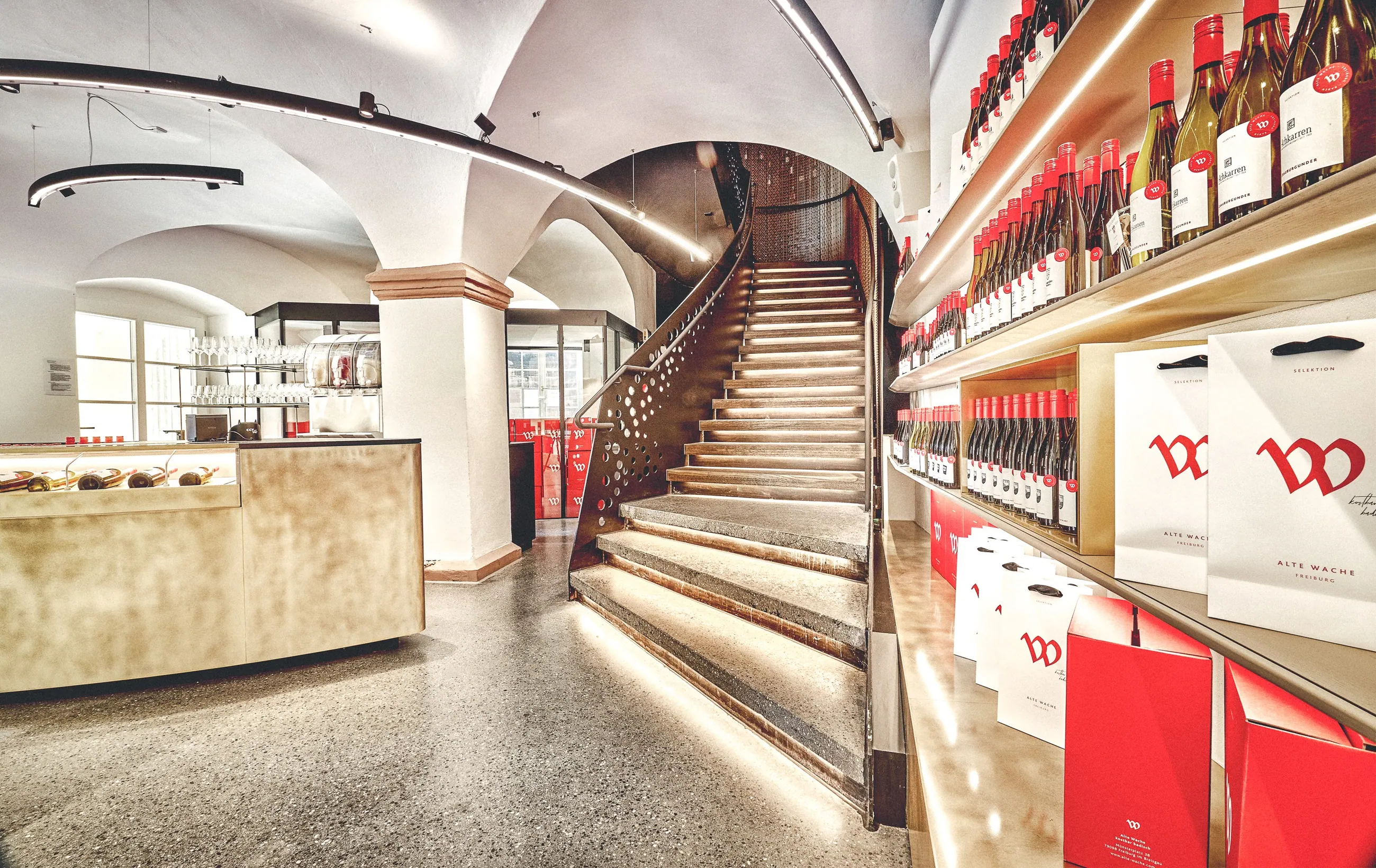 Alte Wache, Freiburg — Gewölbe mit historischer Treppe, Regalen und Verkaufstheke
