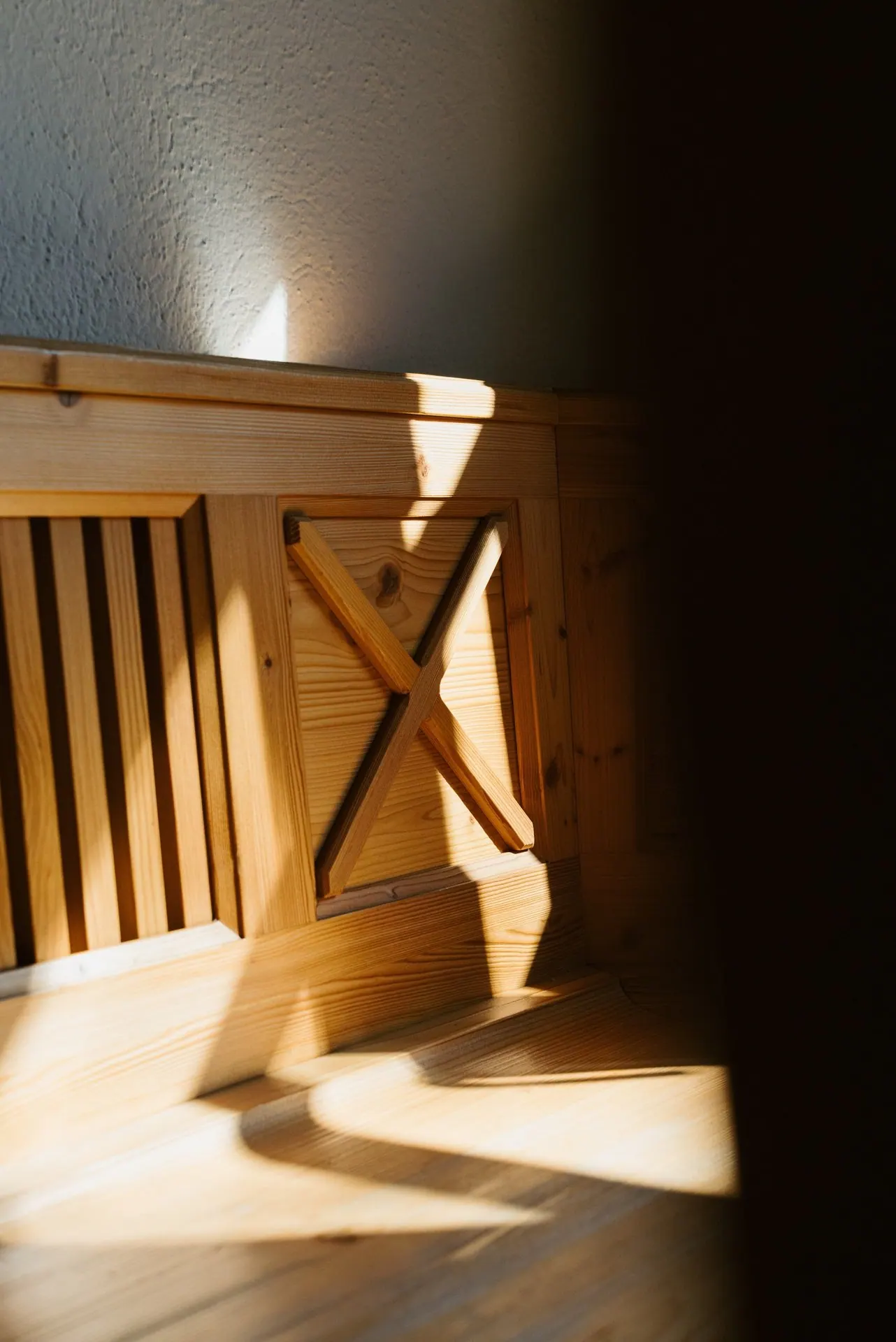 Weingut Leo Aumann, Thermenregion — Lichtstreifen auf der Holzvertäfelung im Gastraum