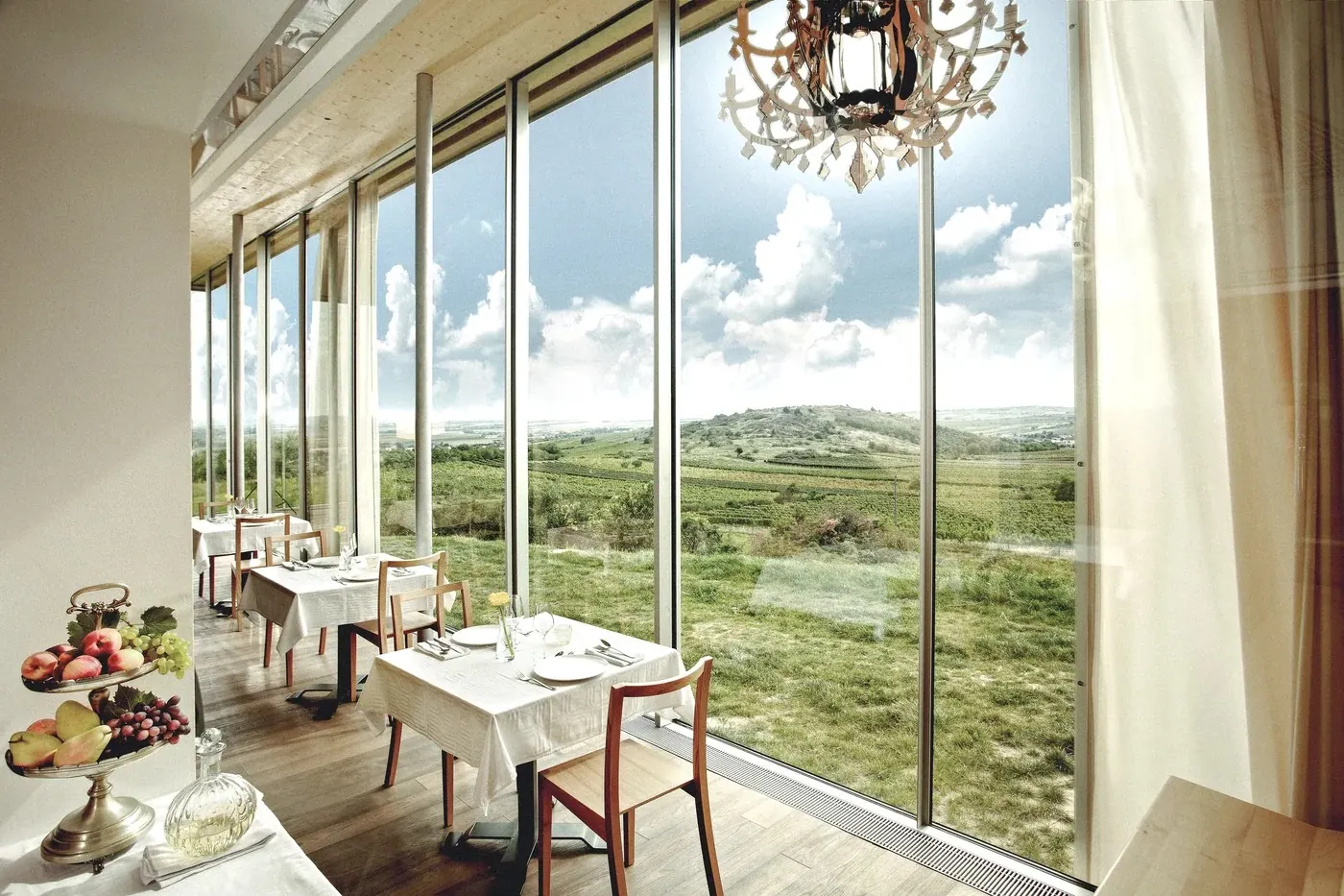 Windmühlheuriger Bergmann, Weinviertel — gedeckte Tische an der Fensterfront mit Blick über das Weinviertel