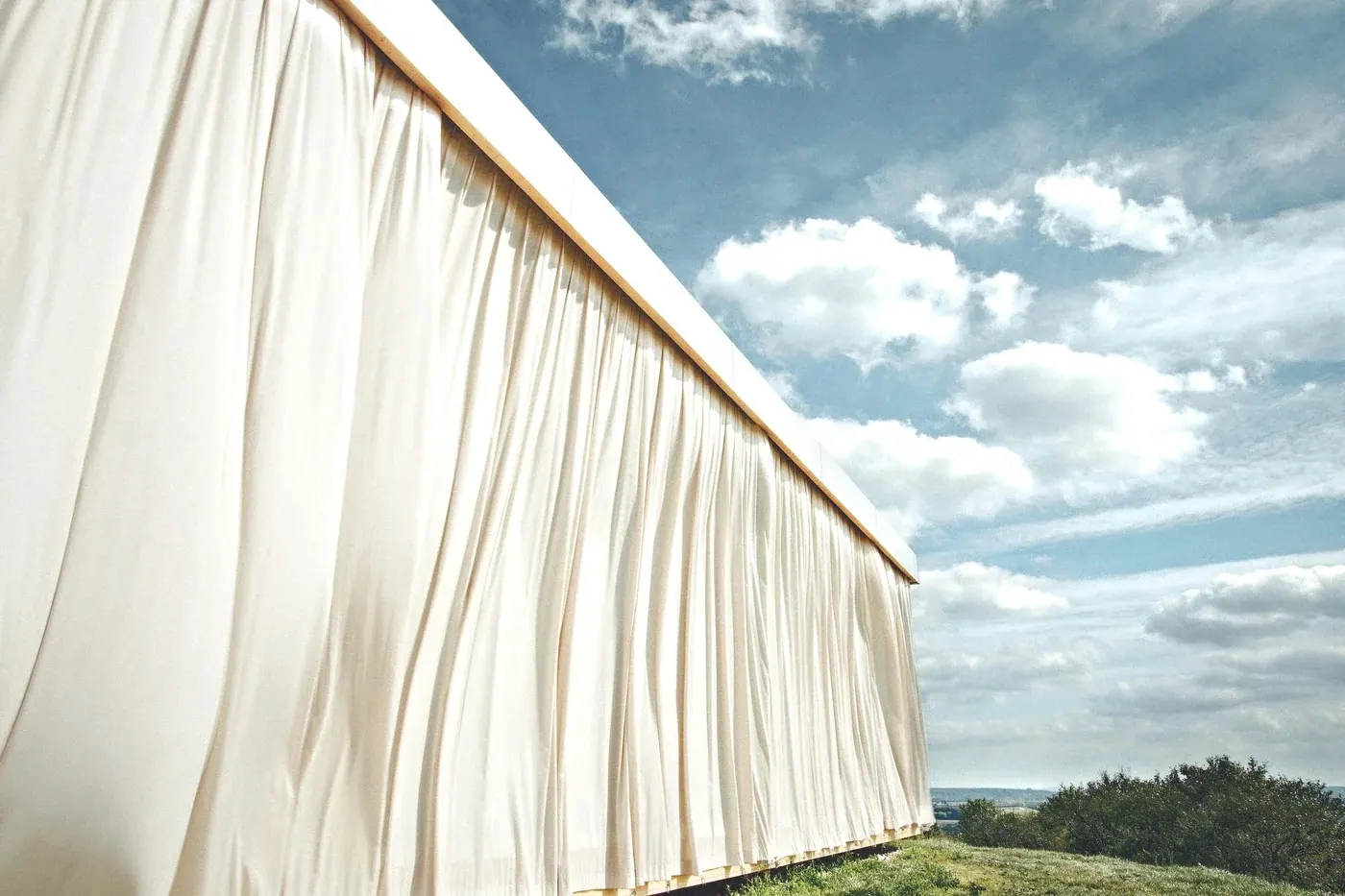 Windmühlheuriger Bergmann, Weinviertel — Vorhangfassade im Wind über der Hügelkuppe