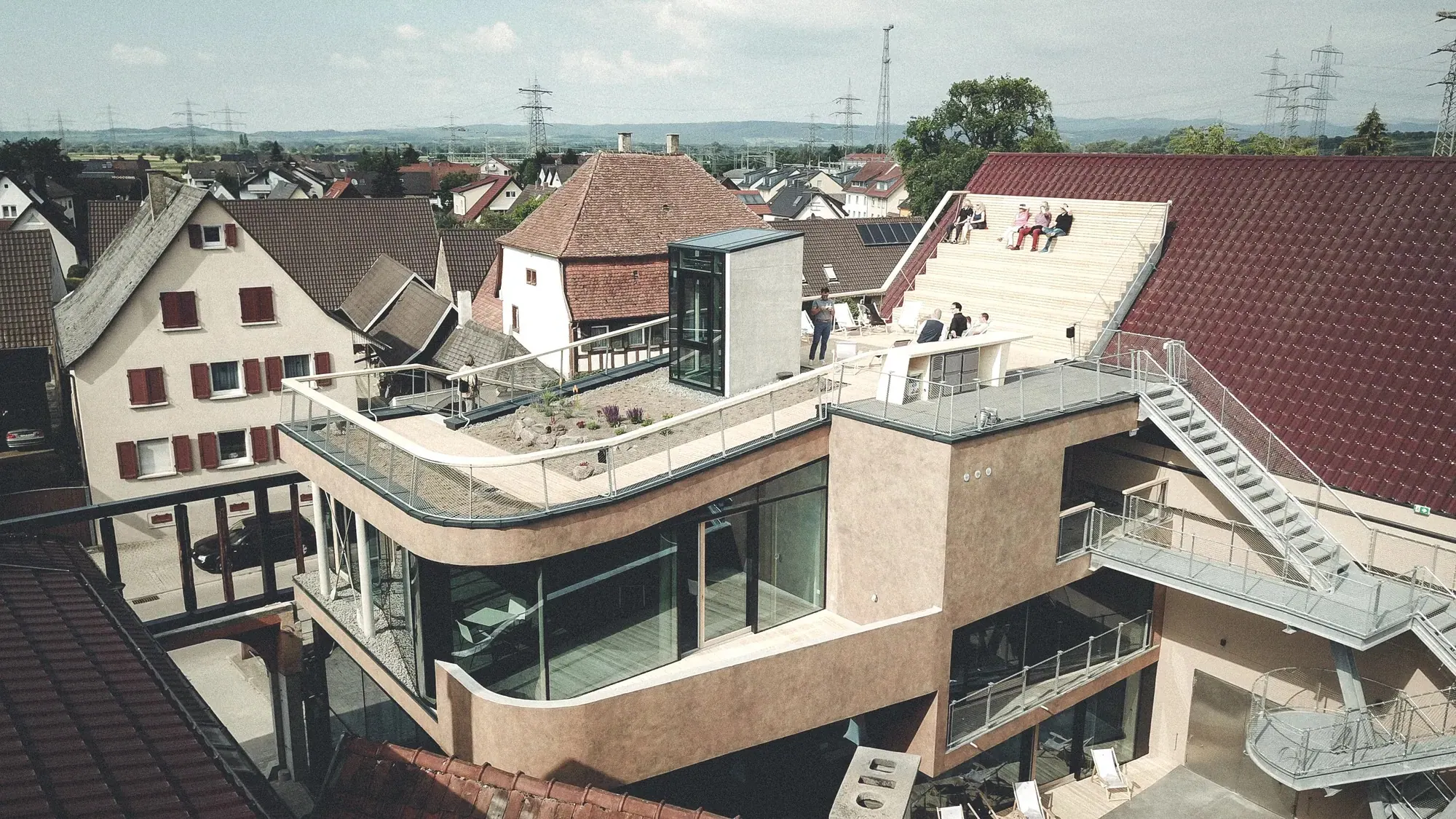 Weingut Hiss, Kaiserstuhl — Luftaufnahme mit begrünter Dachterrasse über den Dorfdächern