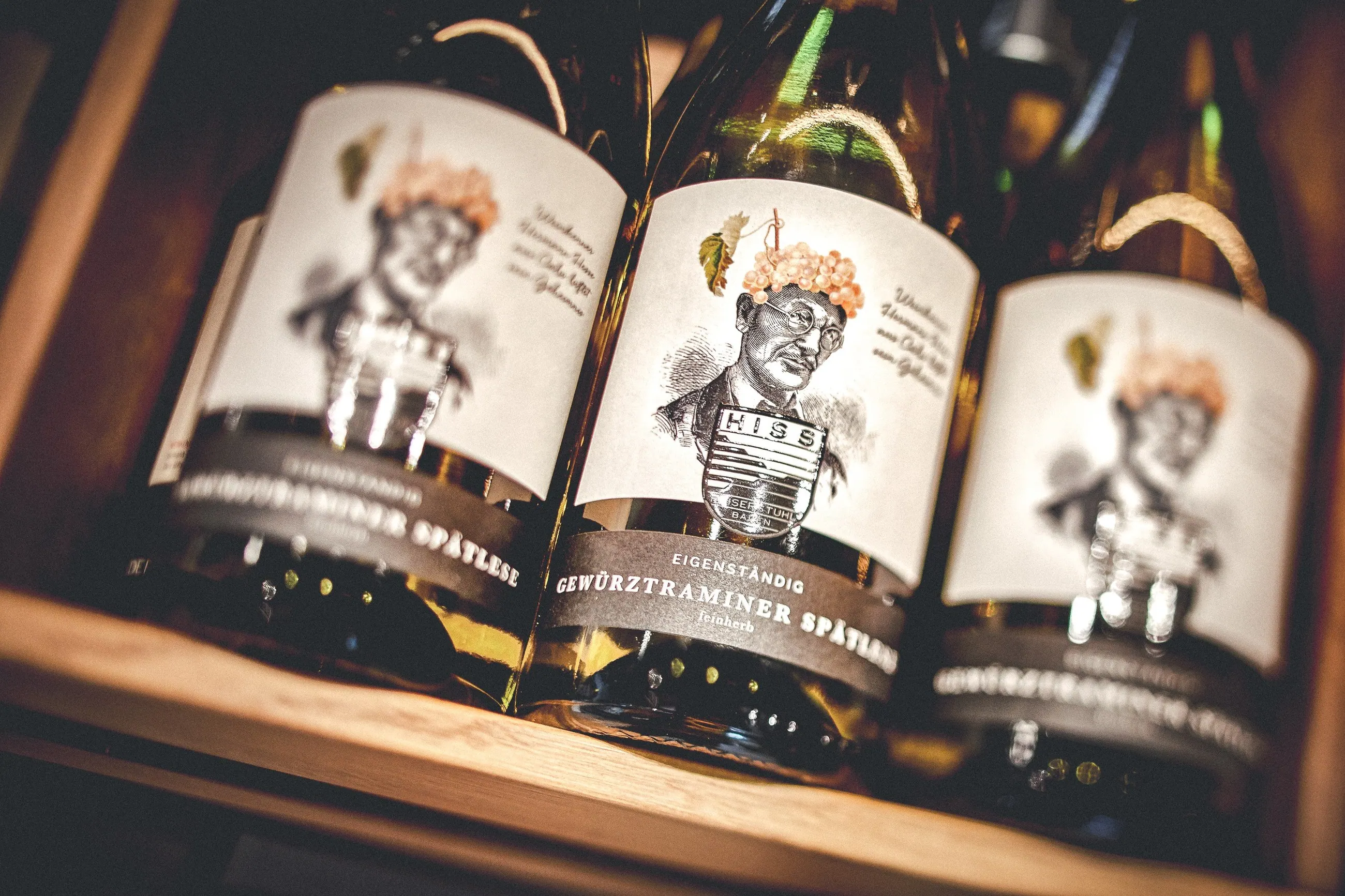 Weingut Hiss, Kaiserstuhl — Flaschen der Linie Eigenständig mit gezeichnetem Winzerporträt am Etikett