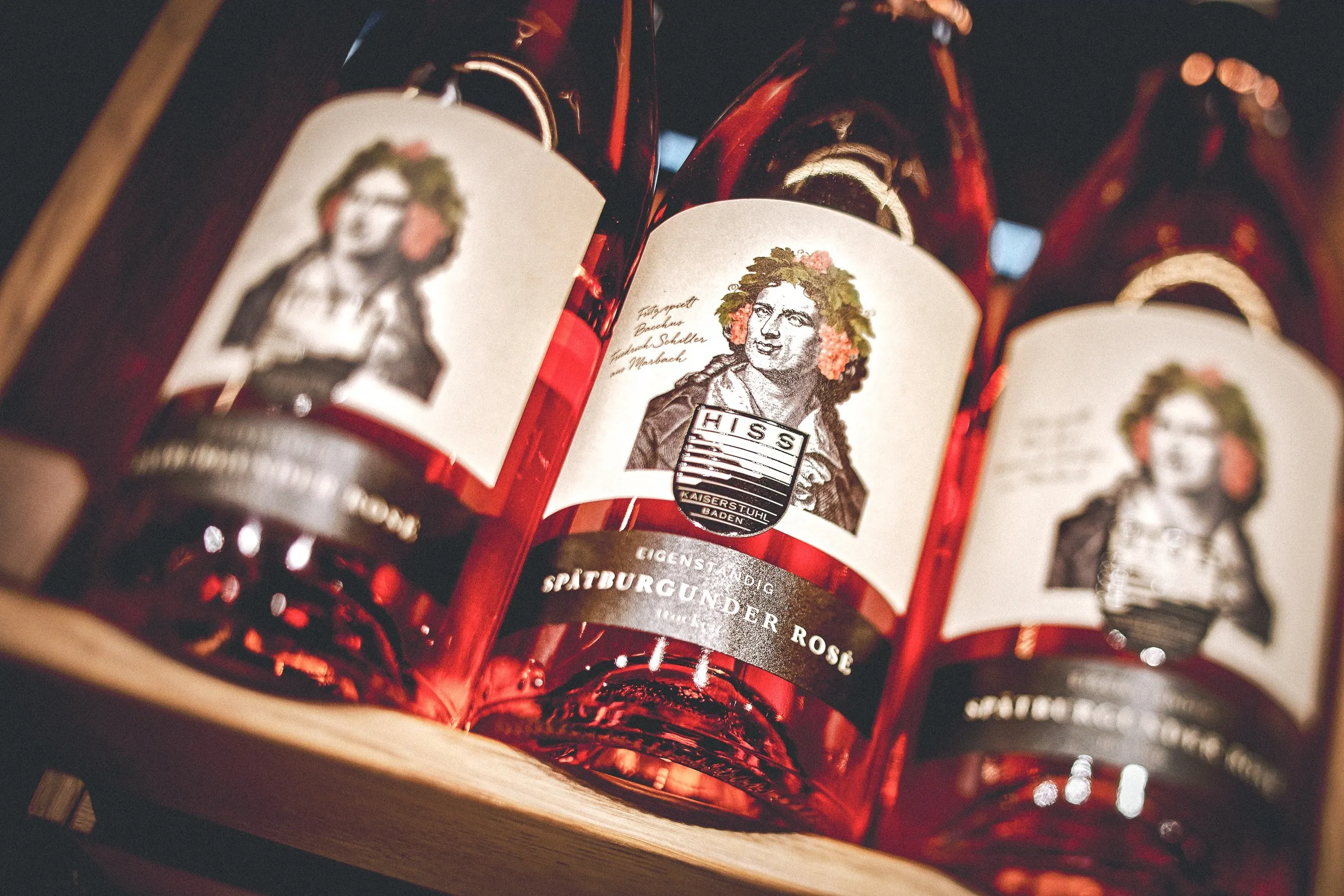 Weingut Hiss, Kaiserstuhl — Spätburgunder Rosé im Holzregal, Etiketten der Linie Eigenständig