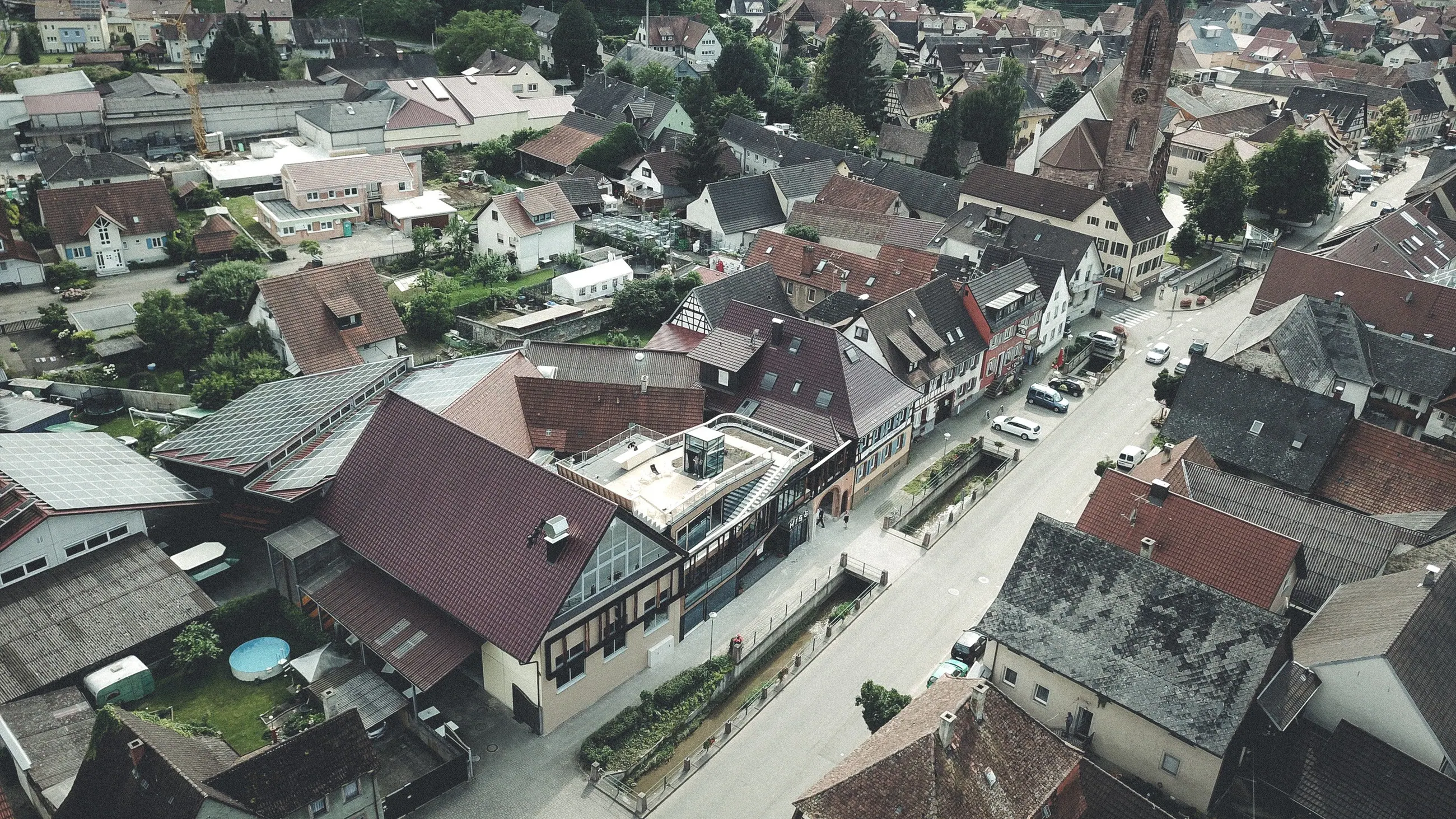 Weingut Hiss, Kaiserstuhl — Luftbild über Eichstetten, das Weinhaus zwischen den Ortsdächern