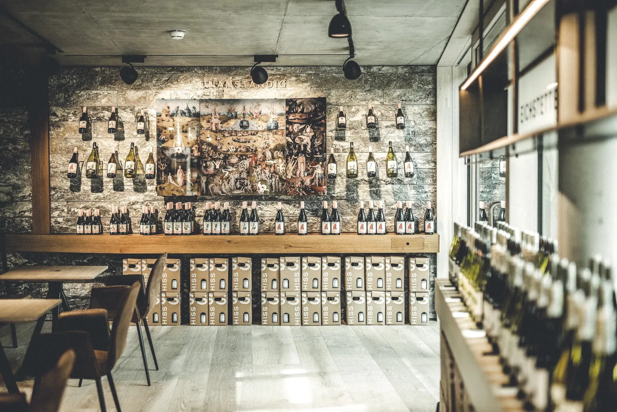 Weingut Hiss, Kaiserstuhl — Weinwand vor einem grossformatigen Wandbild