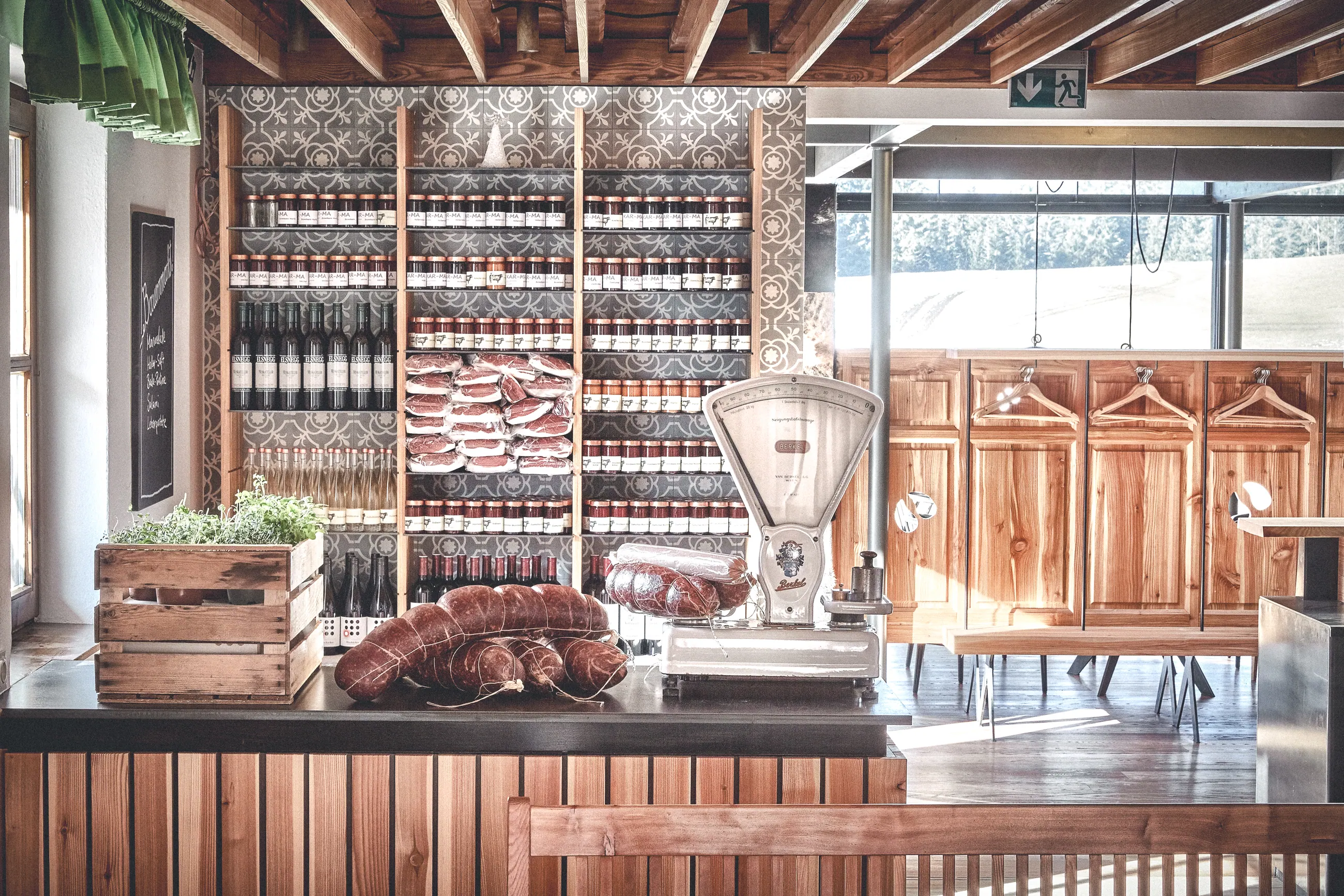 Restaurant Lurgbauer, Steiermark — Hofladen mit Waage, Wurst und Regal voller Einmachgläser