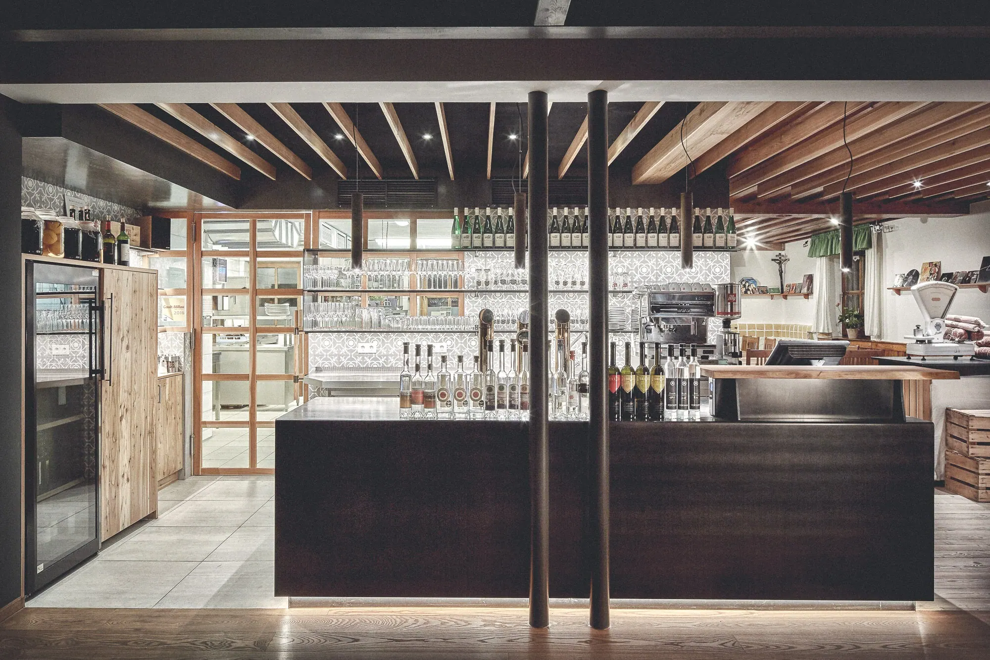 Restaurant Lurgbauer, Steiermark — Schank mit Gläserregal unter der offenen Balkendecke