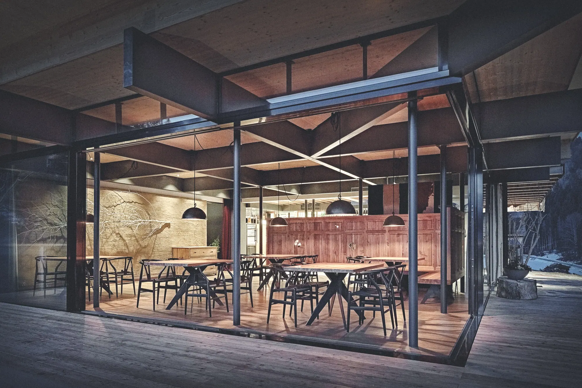 Restaurant Lurgbauer, Steiermark — Blick über die Terrasse in den Gastraum unter dem Holztragwerk