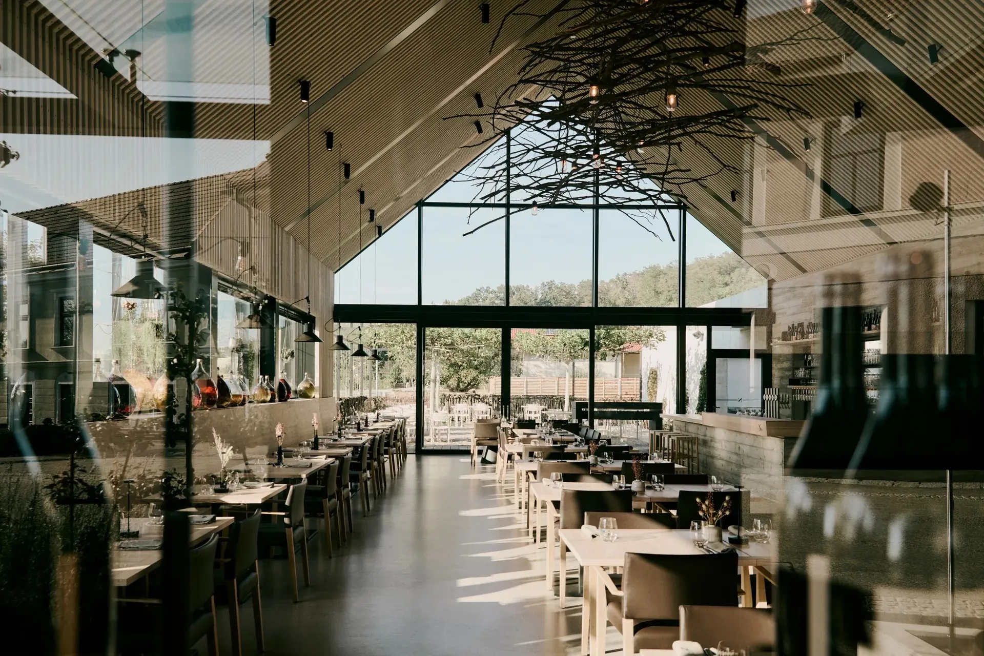 Gasthaus Nährer, Weinviertel — Gastraum unter dem Glasgiebel, Tischreihen unter der Astinstallation