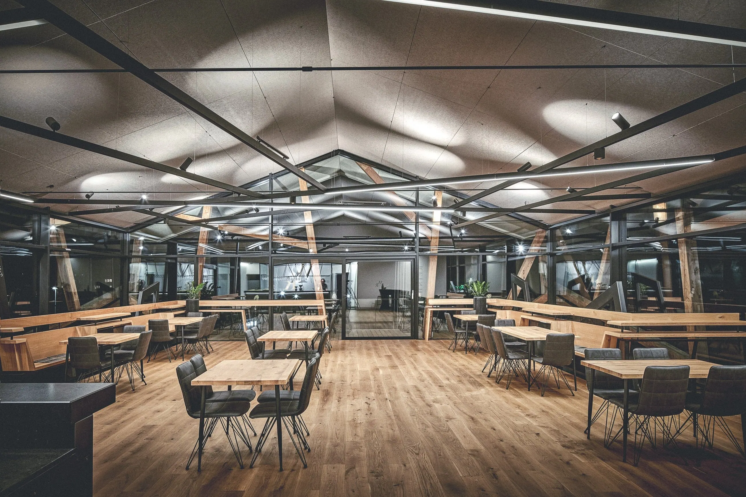 Weingut Reinhardt — Saal im Obergeschoss des Weinwerks mit offenem Holzdach und Zugang zur Terrasse