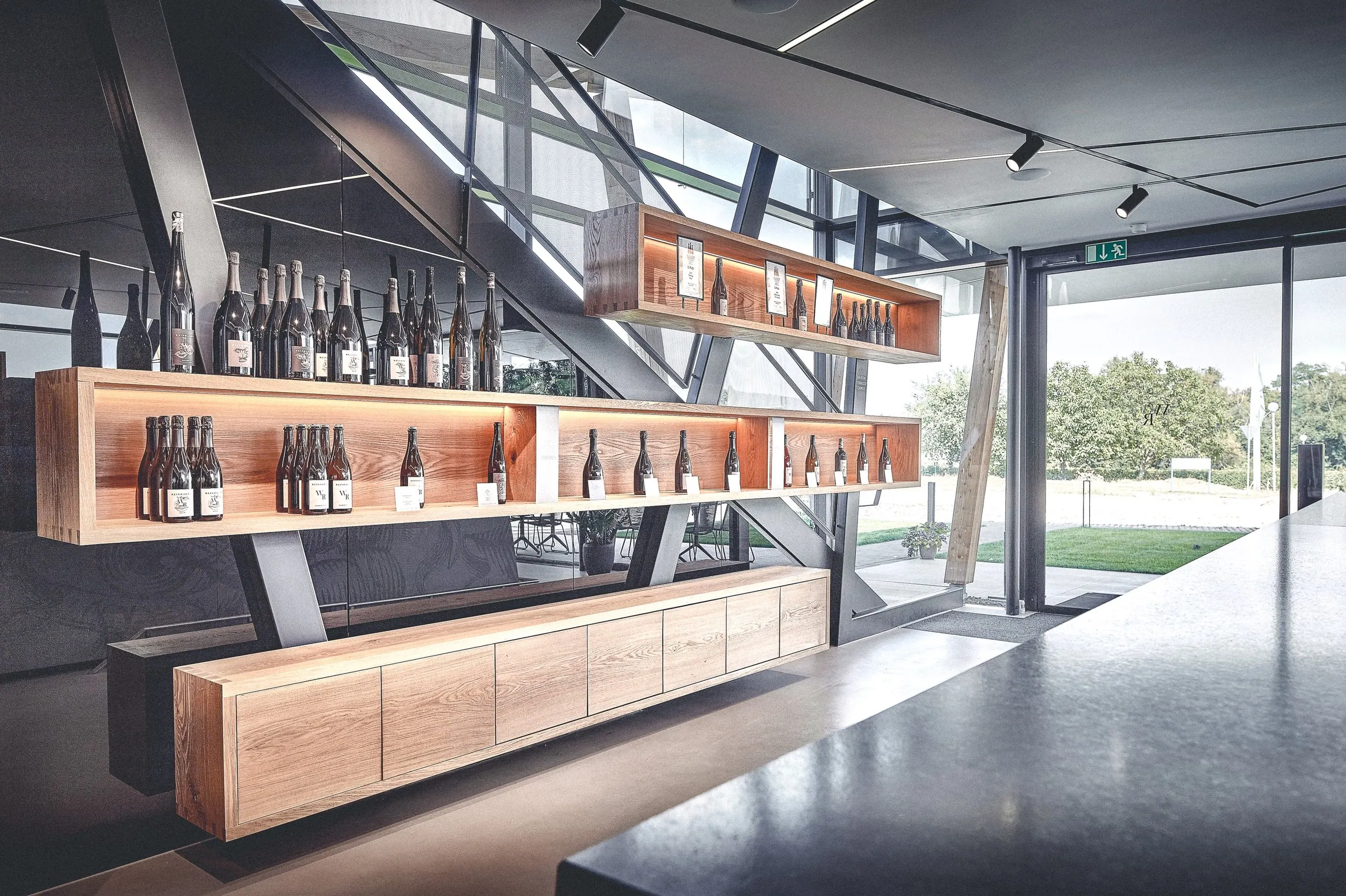 Weingut Reinhardt — diagonal gestaffeltes Weinregal im Verkaufsraum des Weinwerks