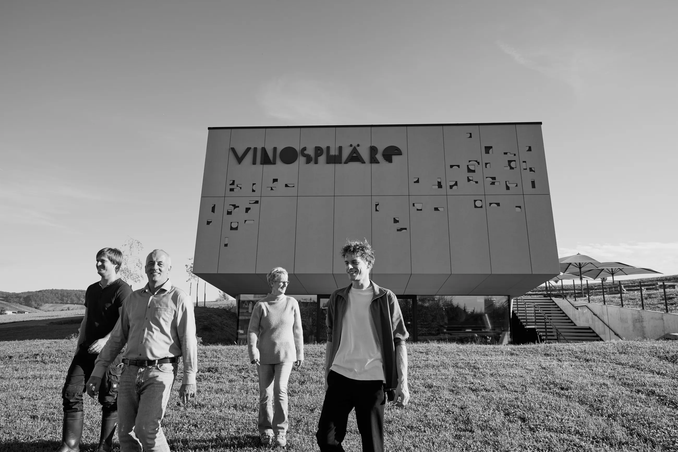 Vinosphäre Schropp, Württemberg — Familie vor der Vinosphäre, in Schwarzweiss