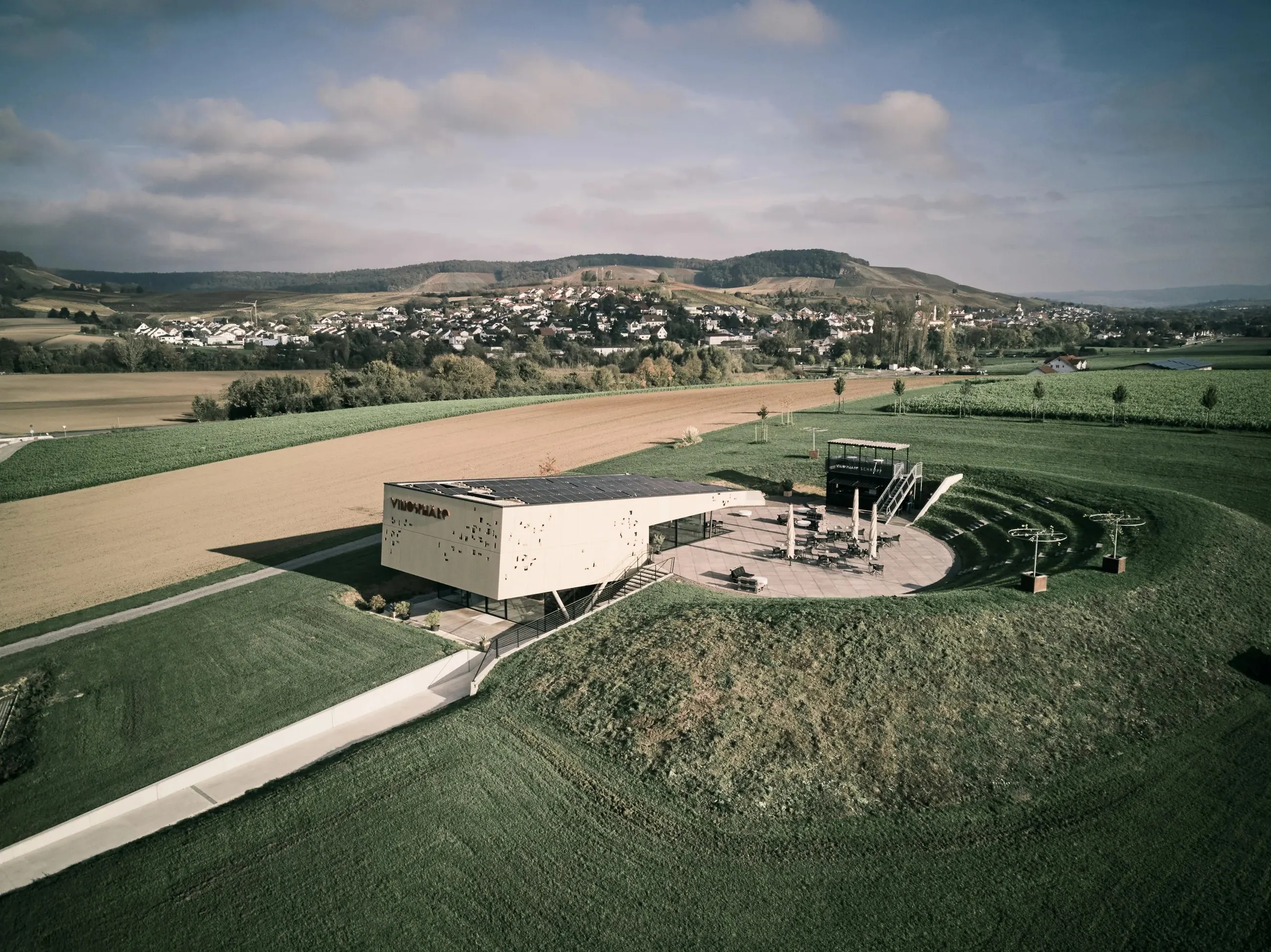 Vinosphäre Schropp, Württemberg — Luftaufnahme mit Vinosphäre, Arena und Blick auf den Ort
