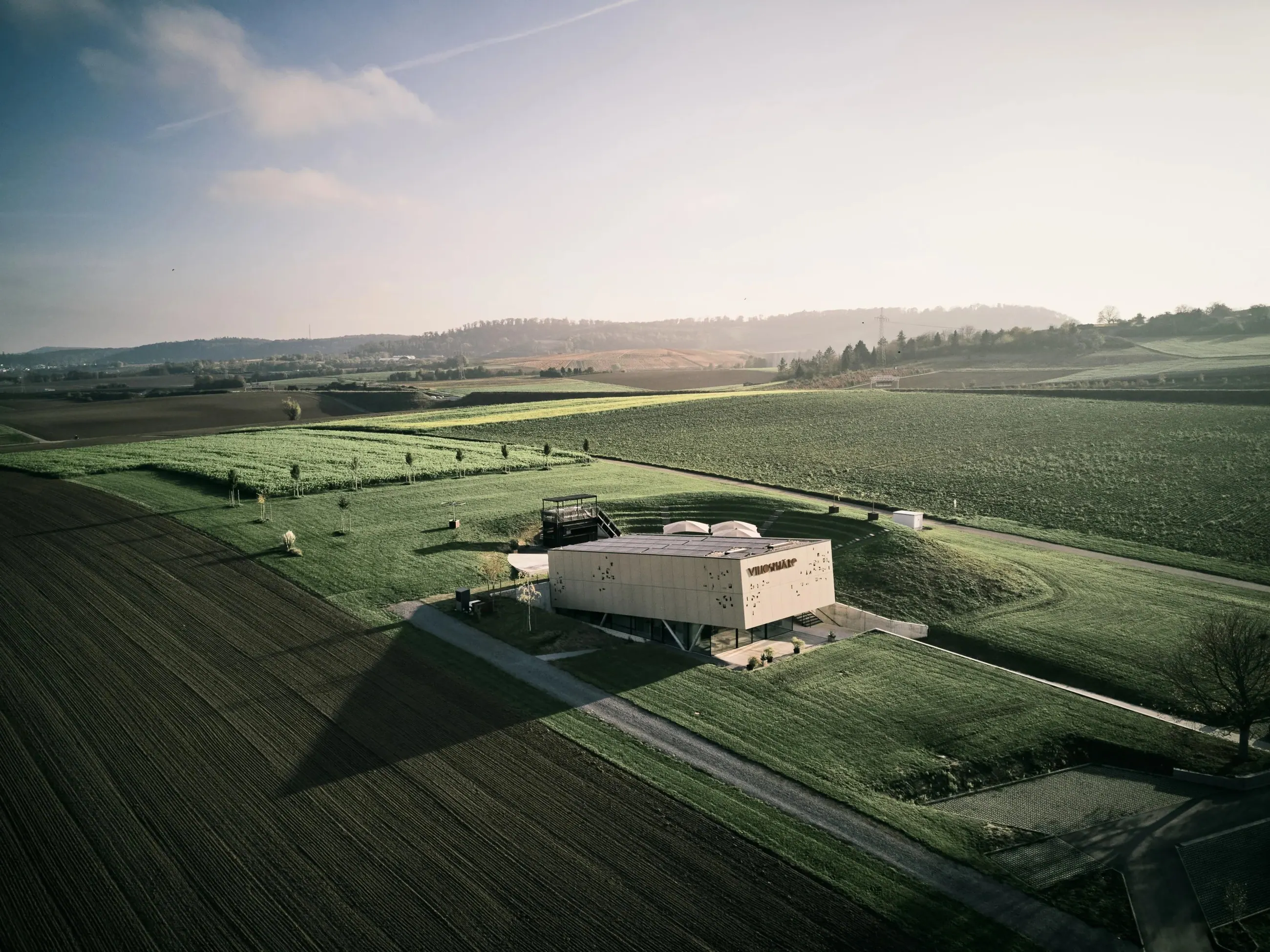 Vinosphäre Schropp, Württemberg — Luftaufnahme des Weinguts inmitten der Felder