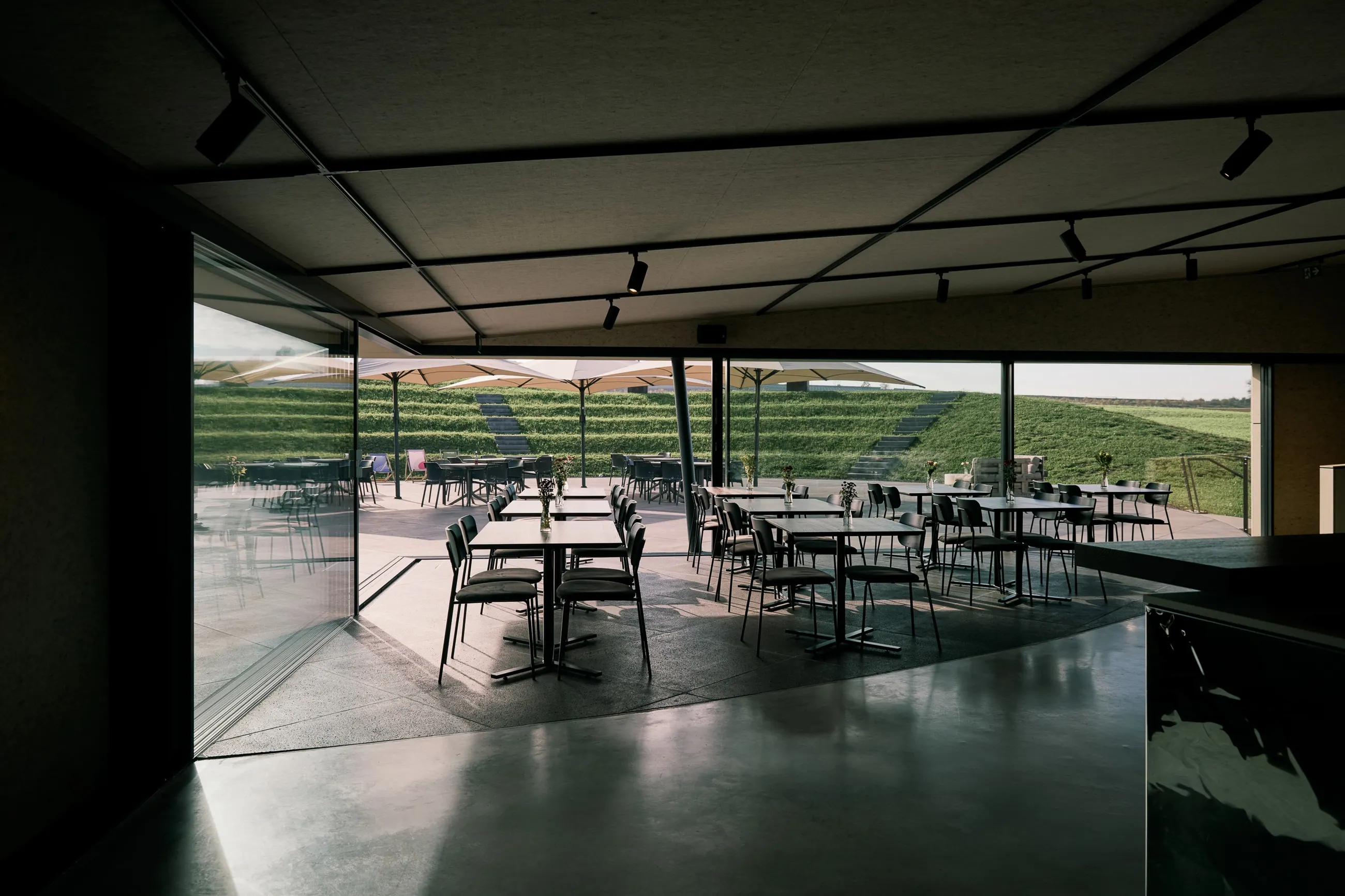 Vinosphäre Schropp, Württemberg — Veranstaltungsraum mit Fensterfront zur Terrasse und den Reben