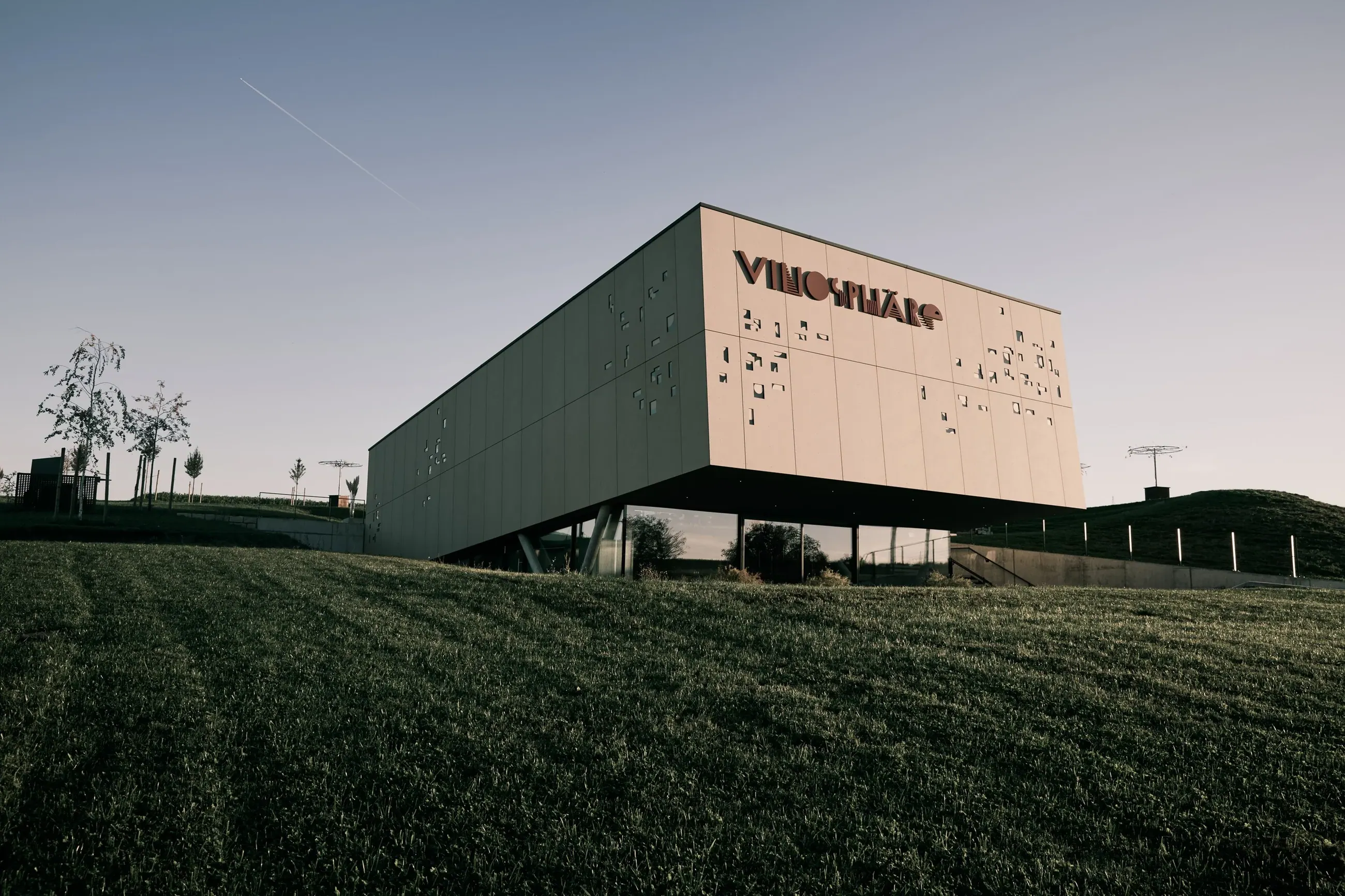 Vinosphäre Schropp, Württemberg — Vinosphäre mit auskragendem Baukörper und Schriftzug