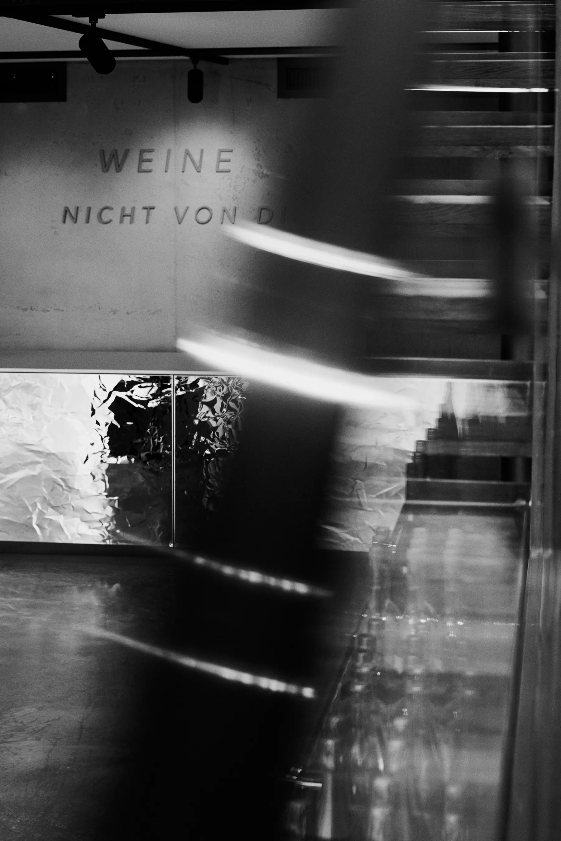 Vinosphäre Schropp, Württemberg — Wandtext im Verkostungsraum, in Schwarzweiss