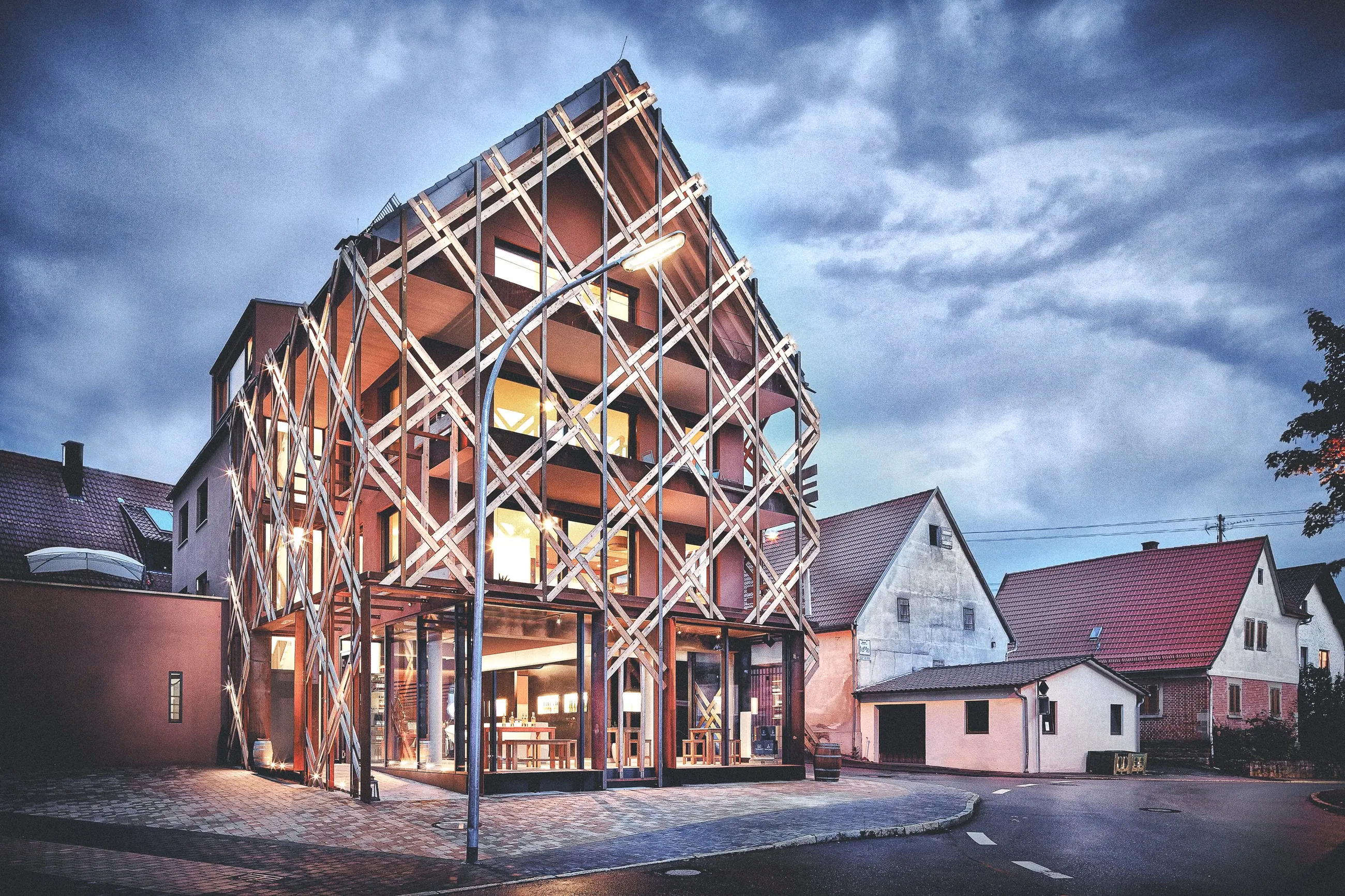 Weingut Singer-Bader, Korb im Remstal — Holzgeflecht-Fassade des Weinkorbs bei Nacht
