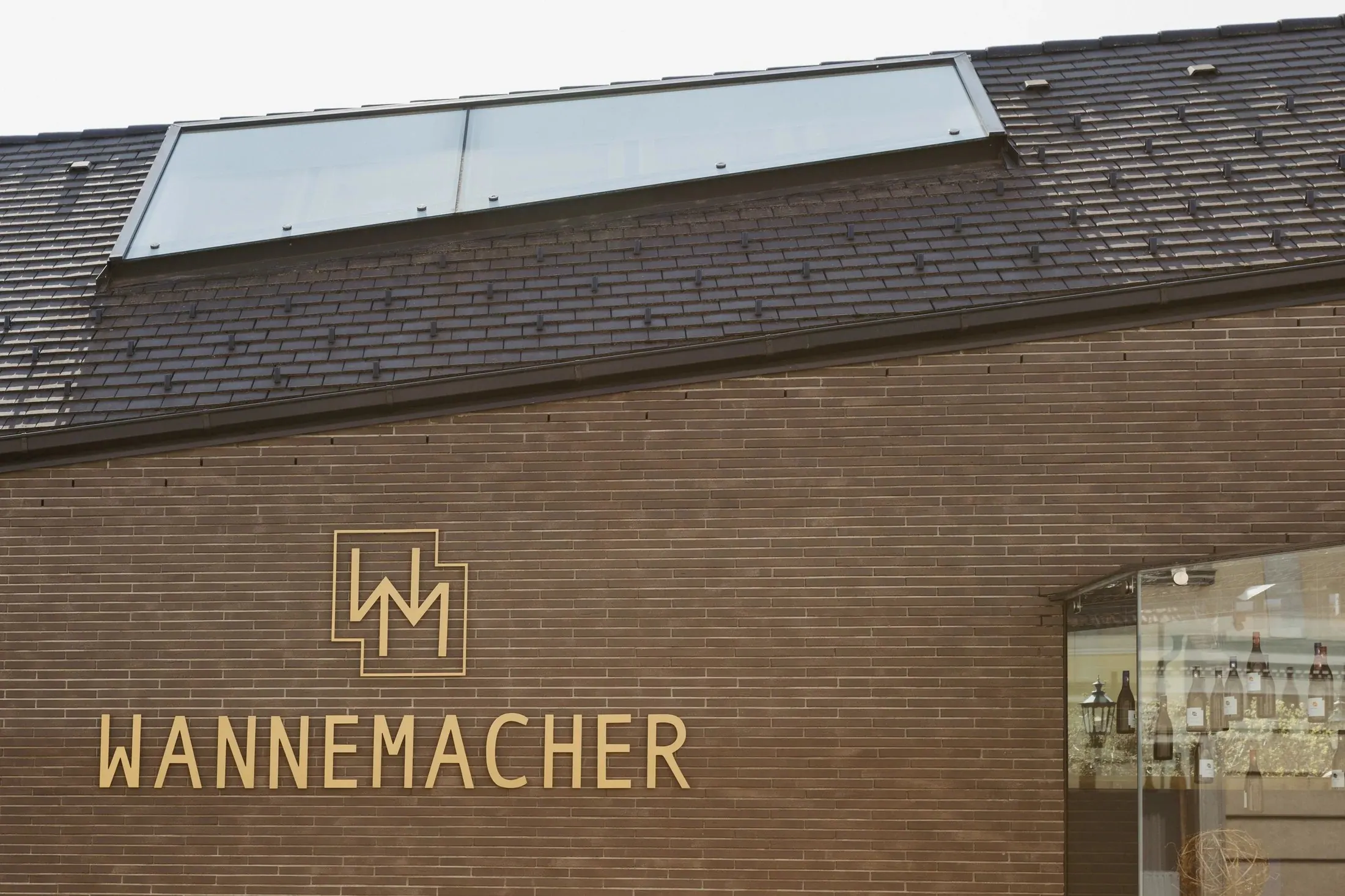 Weingut Wannemacher, Weinviertel — Ziegelfassade mit Signet und Schriftzug Wannemacher