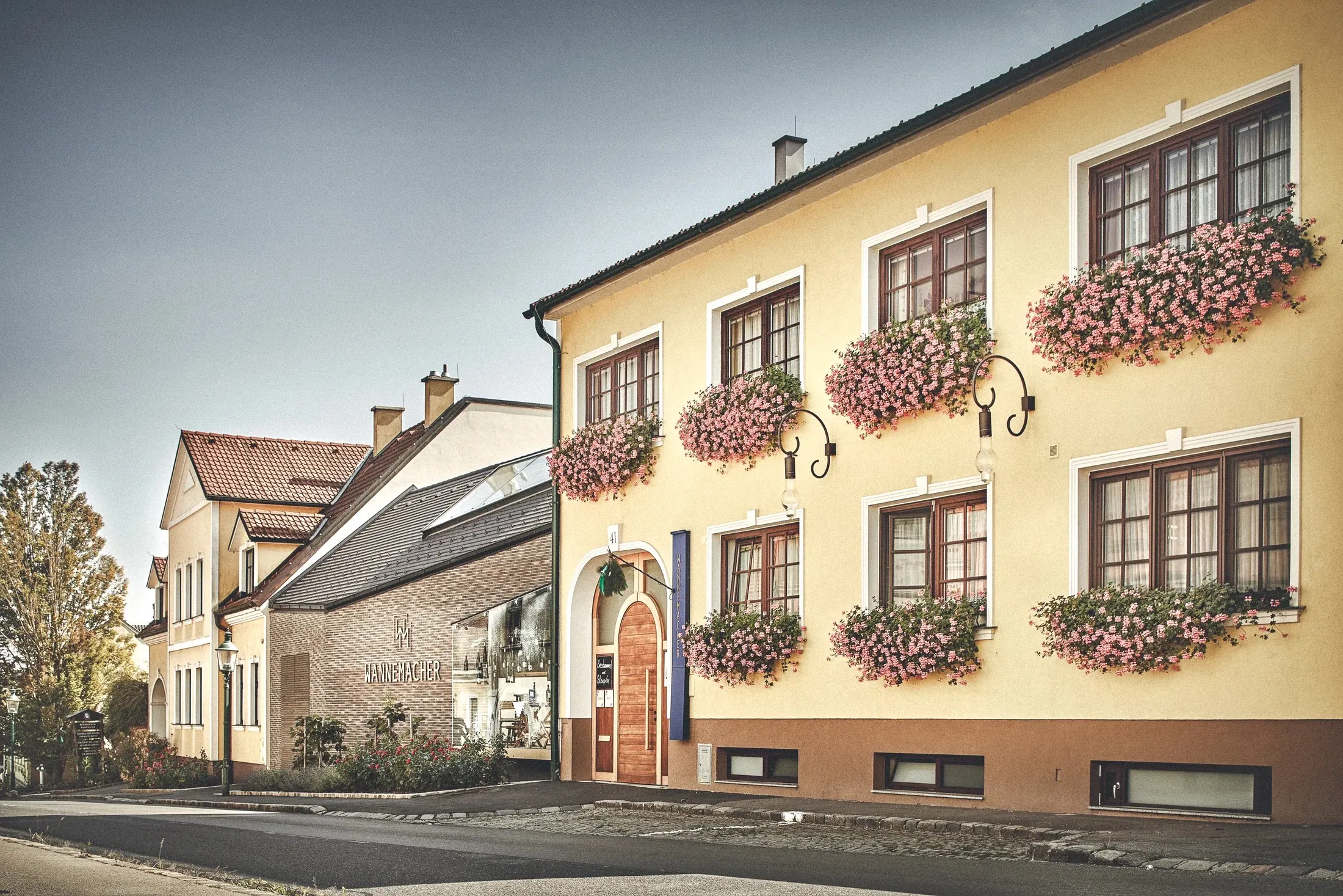 Weingut Wannemacher, Weinviertel — Strassenansicht mit Blumenschmuck an den Fenstern