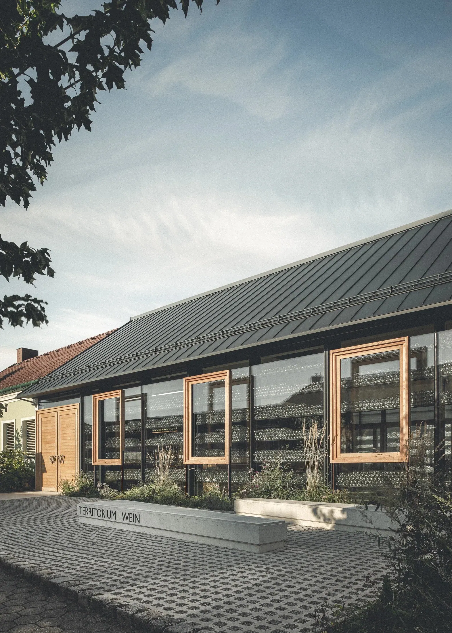 Weinwurm, Weinviertel — Fassade bei Tag mit Holzrahmenfenstern und Sitzbank