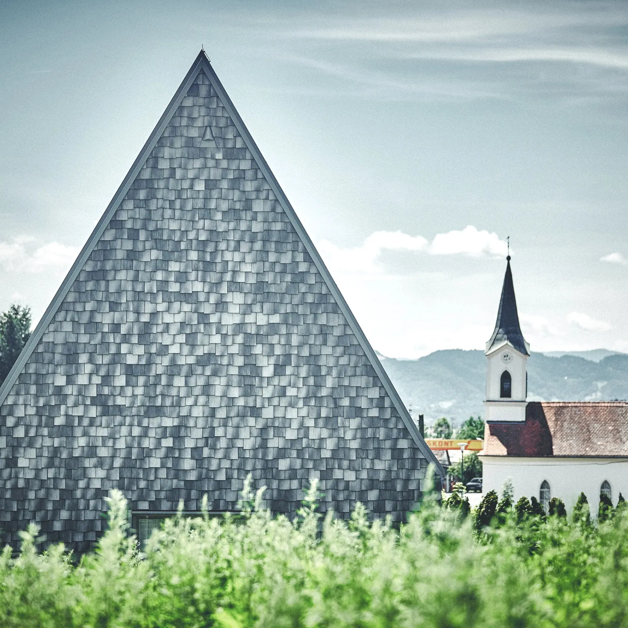Weingut Wutte, Südsteiermark — Schindelgiebel vor dem Kirchturm des Orts