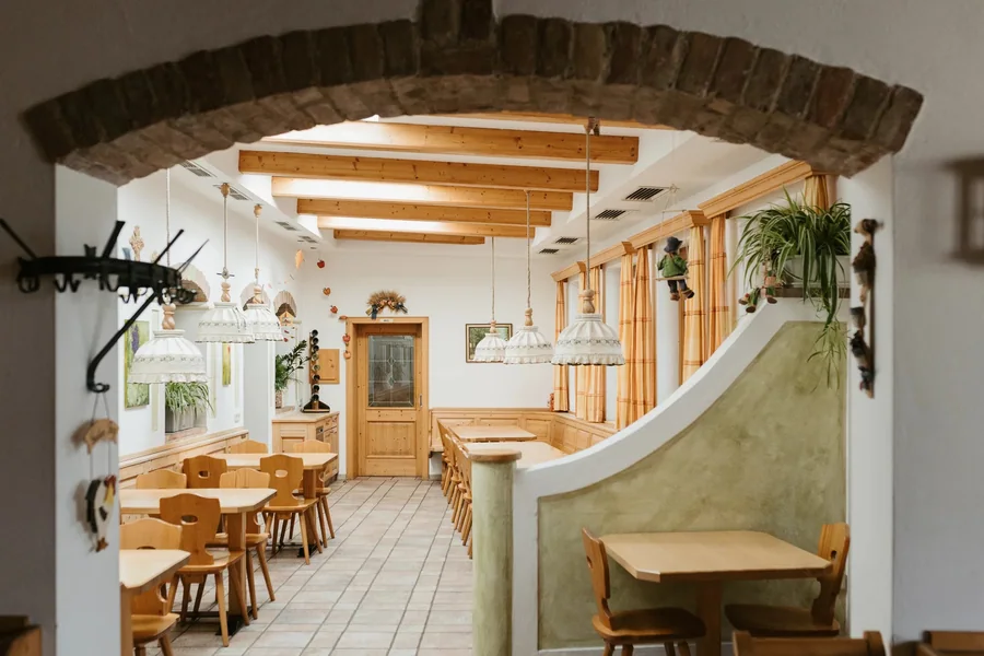 Weingut Jatschka, Niederösterreich — Hauptansicht · Gastraum
