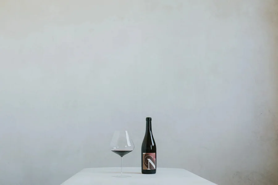 Gasthaus Nährer, Niederösterreich — Weinflasche · Glasfassade